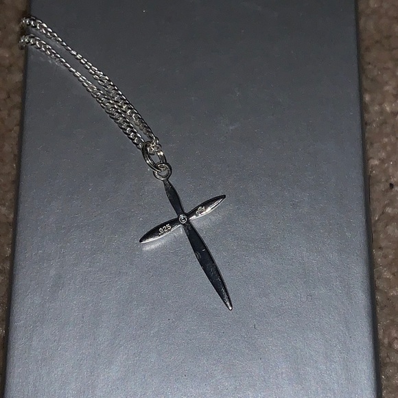 Sterling silver cross necklace - Picture 3 of 3